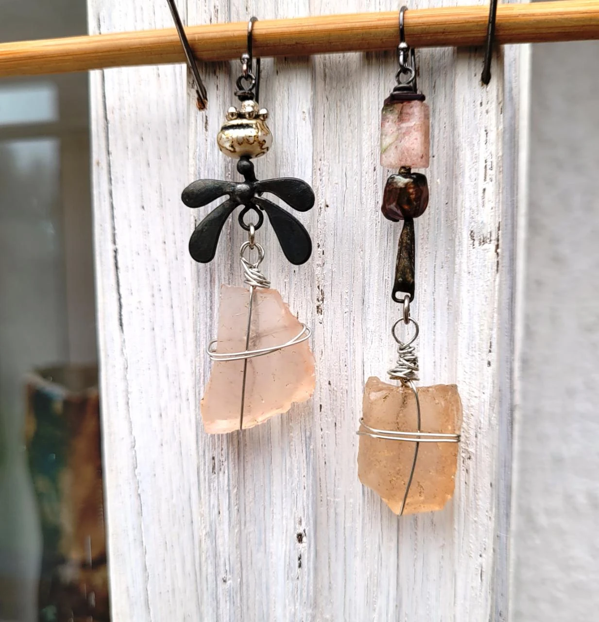 Boucles d'oreille essentielles asymétriques, citadines galets verre des plages..